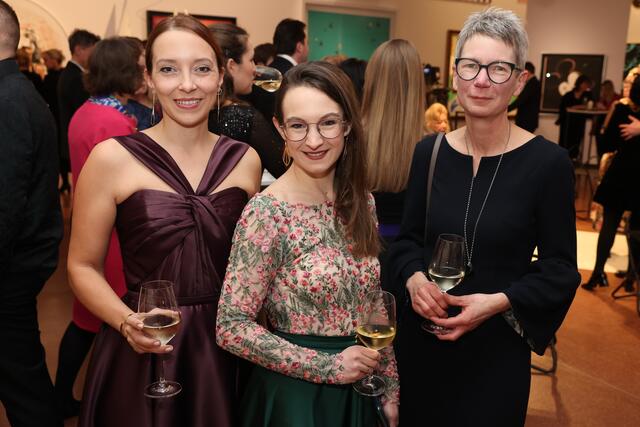 Katharina Schönbauer-Manak (links) mit Kolleginnen Julia Lara König und Regina Liebmann bei der heurigen "Haute Couture Austria Award-Verleihung". | Foto: Katharina Schiffl