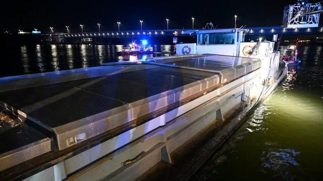 Das Großschiff drohte zu sinken. | Foto: Stadt Wien/Berufsfeuerwehr