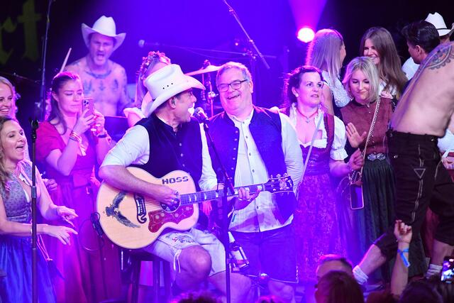 Kurz vor Mitternacht rissen The BossHoss gemeinsam mit den engen Freunden des Hauses Sasha, Oli. P und Andreas Gabalier beinahe die zur Konzertarena umfunktionierte Reithalle ab. | Foto: BrauerPhotos/G. Nitschke