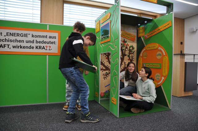 Mit Feuereifer sind die SchülerInnen beim Lösen der Aufgaben dabei. | Foto: Dorn