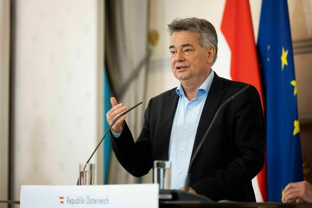 Vizekanzler Werner Kogler (Grüne): "In Kombination mit dem Aussetzen der Energieabgaben und der Verlängerung der Strompreisbremse gibt es hier ein weiteres Paket für mehr Fairness, zur Entlastung der Bevölkerung, Steigerung der Kaufkraft und zur Bekämpfung der nach wie vor zu hohen Inflation."
| Foto: Christopher Dunker/BKA