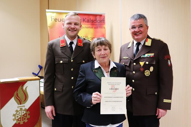 Seit Jahrzehnten ist  Annemarie Kramberger die gute Seele der FF Kalsdorf, ohne jemals eine Feuerwehr-Uniform getragen zu haben. HBi Ewald Wolf und OBI Gernot Lenz ernannten sie jetzt zur Ehrenfeuerwehrfrau . | Foto: Edith Ertl