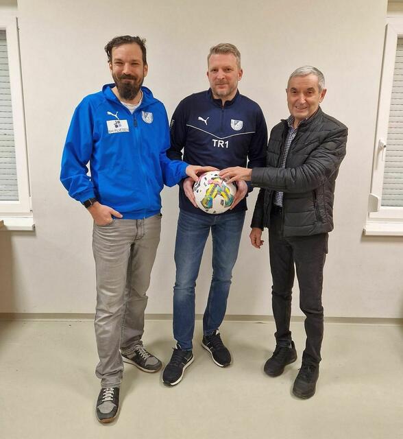 Markus Halbauer (mi.) wurde beim SV Loipersbach als neuer Trainer vorgestellt. Auf die Zusammenarbeit freuen sich Sportleiter Johann Aufner (li.) und Obmann Gerald Wagner (re.) | Foto: SV Loipersbach 