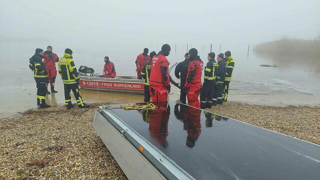 Einsatzkräfte suchen seit Montag nach einem am Neusiedler See vermissten Eisläufer aus Niederösterreich. | Foto: Bezirksfeuerwehrkommando Neusiedl