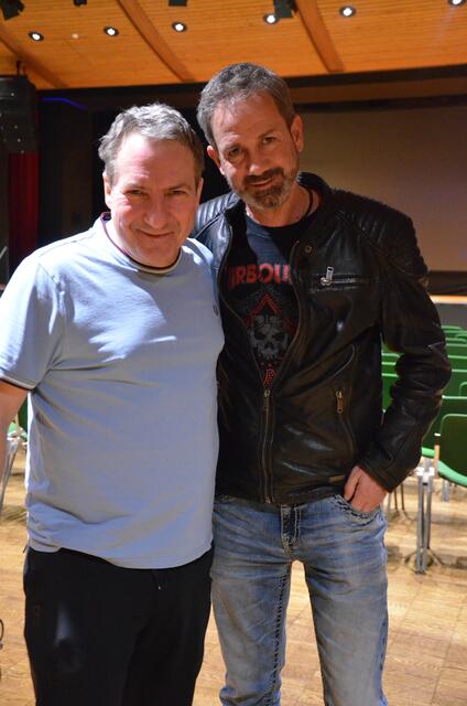 Robert Palfrader mit RathausSaal-Chef Christian Santer.