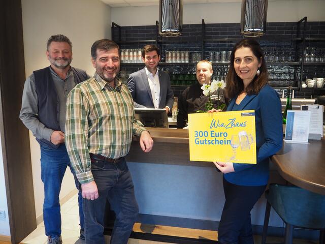 Foto: LAbg Josef Edlinger und Gewinnerin Beate Linhart-Teuschl (vorne), Bgm Josef Kremser, Vize Rainer Toifl und Wirt Andreas Gratz