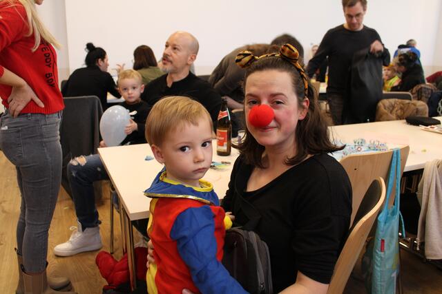 (v.l.n.r) Otto und Michaela genießen die Stimmung am Kinderfasching in Halbturn. 
