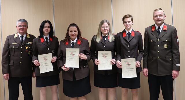 Absolvierten ihre Probezeit und wurden zu den ersten Feuerwehrfrauen Kalsdorfs befördert: Romana Hacker, Roswitha Sudi, Larissa Hartl und Annakatrin Pechmann mit HBI Dr. Ewald Wolf (li) und OBI Gernot Lenz. | Foto: Edith Ertl