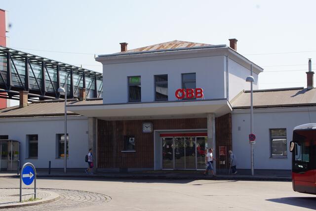 Durch den Vorfall hießt es etwa Warten am Bahnhof Liesing. | Foto: Alois Fischer