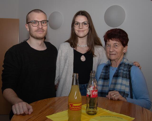 Tobias Stiedl, Sarah Dworak mit Oma Theresia Schneider aus Absdorf. | Foto: Christian Nowotny