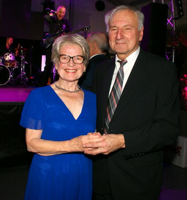 Altbürgermeister Thomas Willii mit Monika Schardl. | Foto: Anna Kaufmann