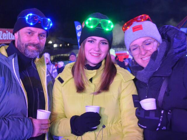 Dieter, Chiara und Bianca aus St. Jakob halten sich mit Glühpunsch warm
