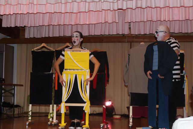 Katharina Trojer und Peter Wolf verkörperten im Stück "Diener zweier Herren" gleiche sieben Rollen.  | Foto: Elisabeth Zangerl 