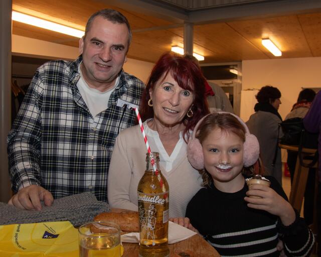 Gerhard Cech mit Charlotte und Emilia Zipflmayer. | Foto: Christian Nowotny