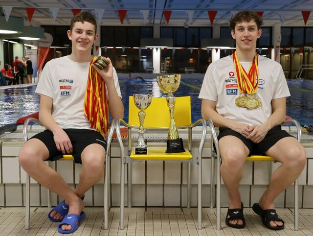 Felix und Florian Schumich mit der großen Medaillensammlung.  | Foto: Schumich