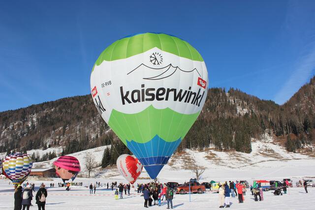 Am Sonntag fand bei Kaiserwtter die Eröffnung der Ballonwoche in Kössen statt. | Foto: Mühlberger