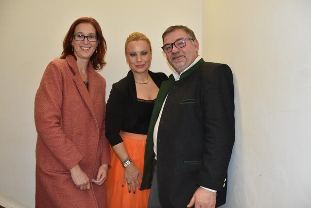 Redakteurin der Bezirksblätter Alexandra Goll, Katharina Straßer, Bürgermeister Hermann Fischer. | Foto: Alexandra Goll