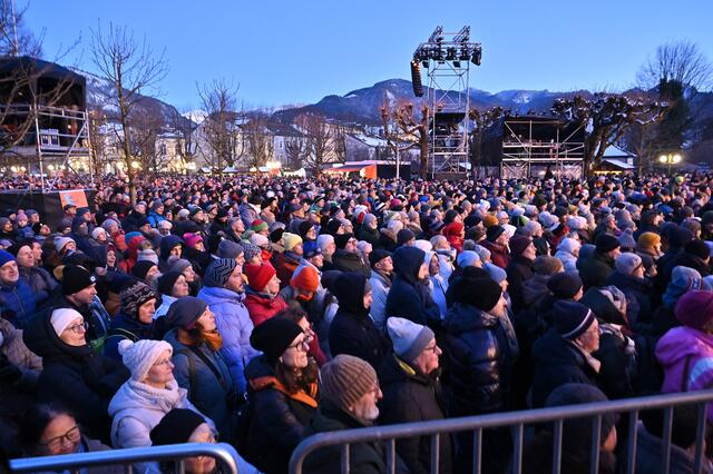 Volles Haus: Zahlreiche Besucherinnen und Besucher verfolgten die "Opening Ceremony" im Ischler Kurpark live mit. | Foto: Wolfgang Spitzbart