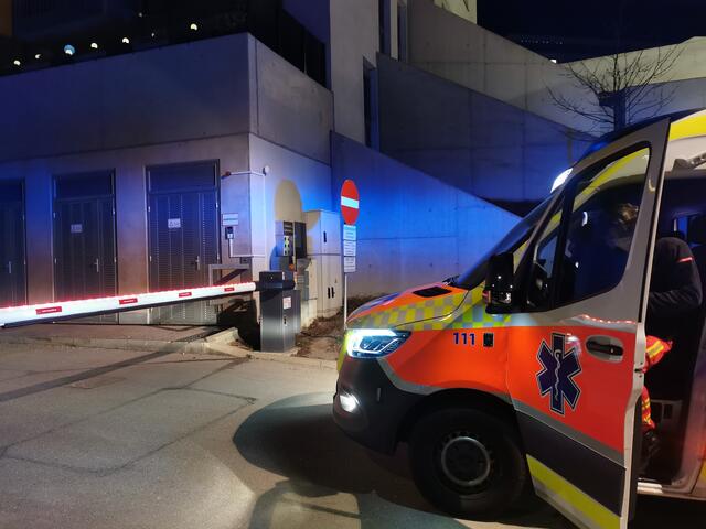 Der Lenker geriet aus unbekannter Ursache mit seinem Fahrzeug plötzlich auf die Gegenfahrbahn und kollidierte frontal mit einem entgegenkommenden PKW, | Foto: Neumeyer