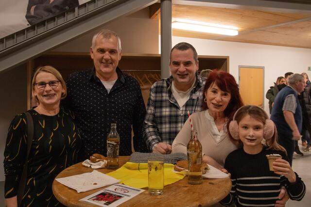 Karin und Herbert Geyer aus Stettenhof mit Gerhard Cech sowie Charlotte und Emilia Zipflmayer. | Foto: Christian Nowotny