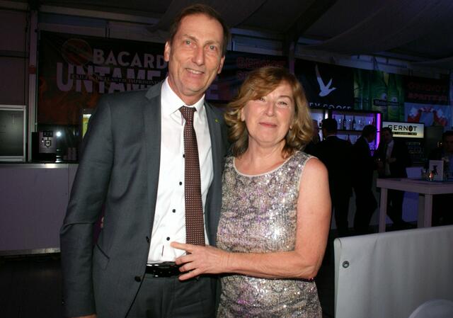 Vorstandsvorsitzender der Raiffeisenbank Günther Hadl mit Brigitte. | Foto: Anna Kaufmann