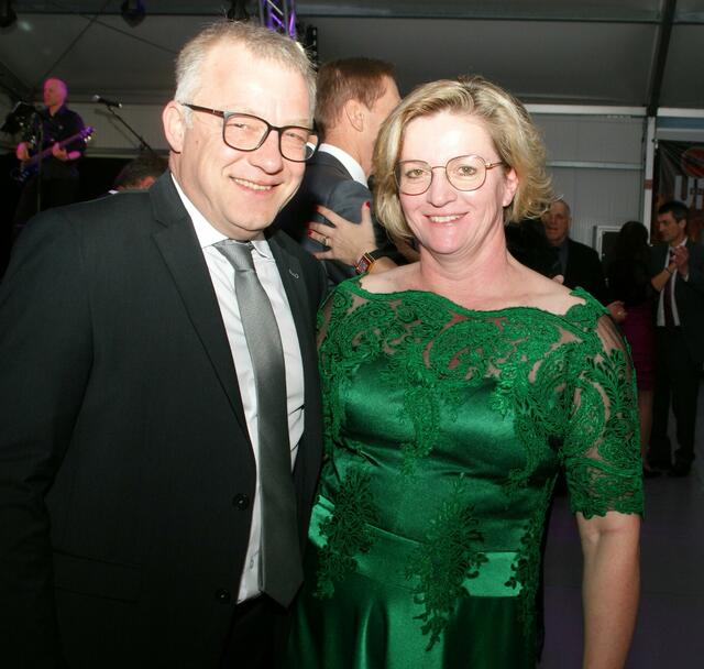 Sparkassachef Roland Meitz und Gattin. | Foto: Anna Kaufmann