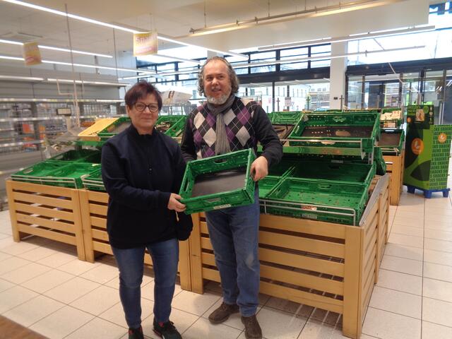 Monika und Roland beim Ausräumen des Standortes
Mattighofen