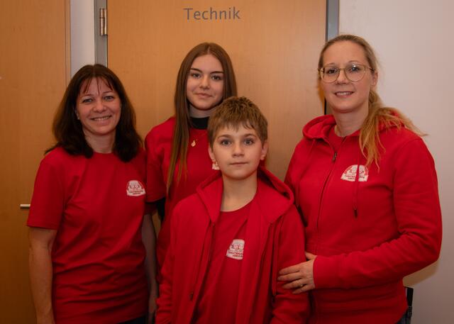 Susanne, Hanna, Oscar und Beate kümmerten sich um die Besucherinnen und Besucher. | Foto: Christian Nowotny