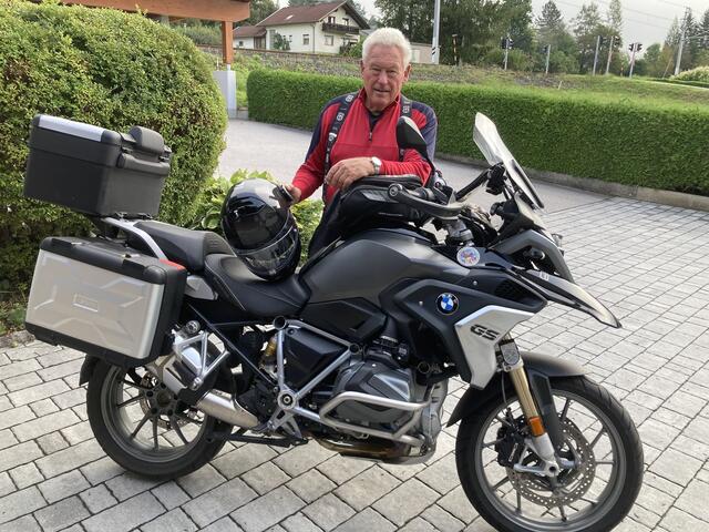 Zuerst wird die BMW 1250 GS fahrbereit gemacht. | Foto: Wallner/KK