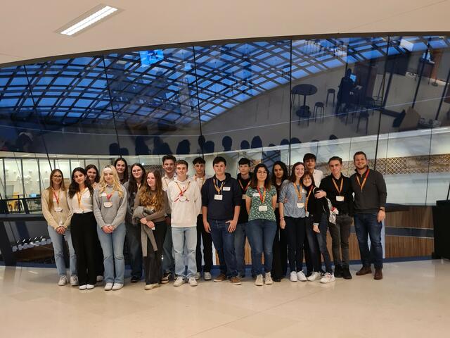 Die Schüler:innen der Unverbindlichen Übung mit Prof. Gruber (rechts)  | Foto: BG/BRG Neunkirchen