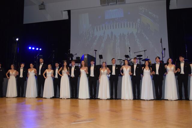 Die Maturantinnen und Maturanten der 5AK und 5BK veranstalteten eine unvergessliche Ballnacht. | Foto: Selina Duran