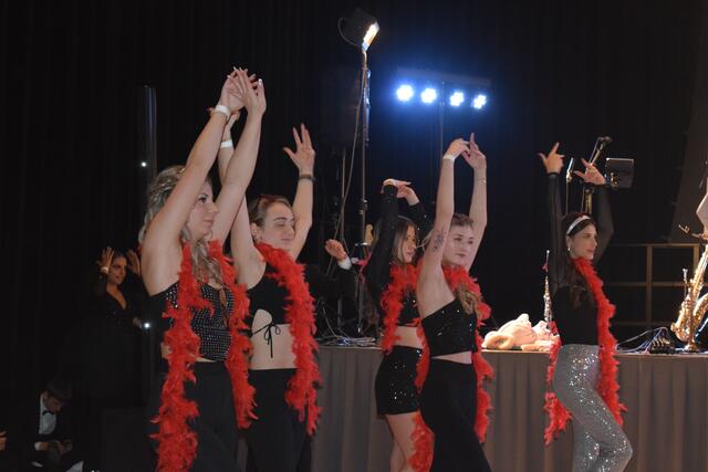 Bei der Mitternachtseinlage zeigten die Maturantinnen und Maturanten ihre Choreografien. | Foto: Selina Duran