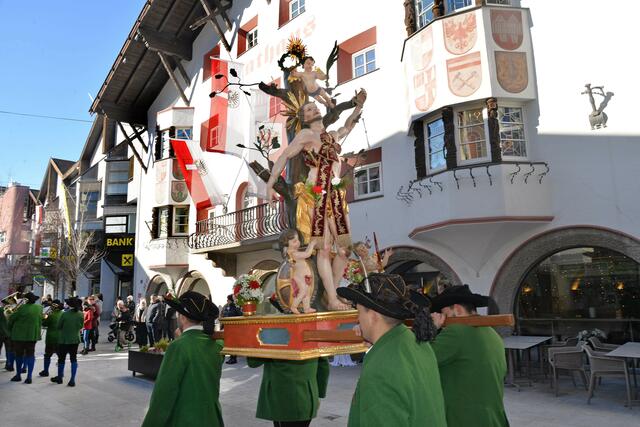 Die barocke Statue des heiligen Sebastian steht - getragen von vier Schützen - im Mittelpunkt der Prozession. | Foto: MG Telfs/Dietrich