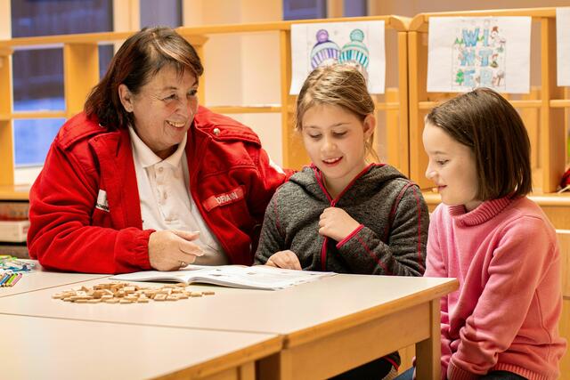 Claudia Hofmann liest mit Kindern der VS Kirchschlag. | Foto: OÖRK/Tröbinger
