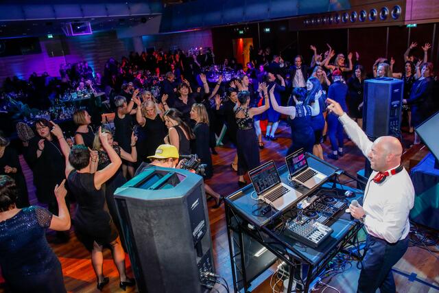 Volle Hütte und viel Begeisterung. DJ Andreas Lukofnak ist da voll in seinem Element. | Foto: DJ Luky