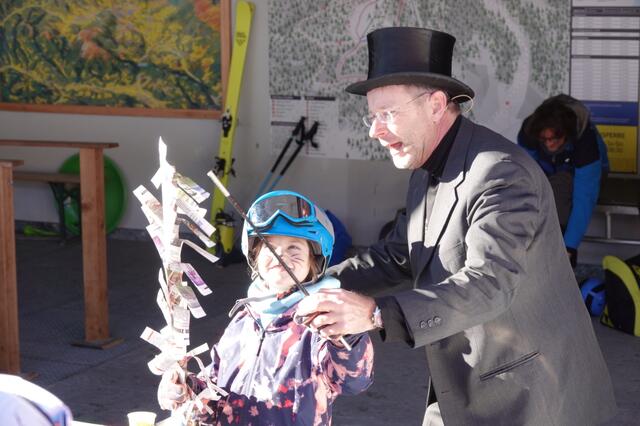 Die Zaubershow mit Martin versetzte nicht nur die Kids in Staunen, sondern manch junger Gast durfte auch gleich selbst eifrig mitzaubern.