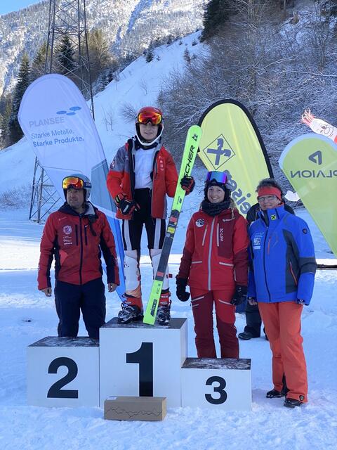 Glückskind des Tages – Luis Germann vom SC Lechaschau mit Alexander Brutscher, CHKRin Eva-Maria Nagele und EBC-Kassierin Maria Simma. | Foto: Ehrnberg-Cup