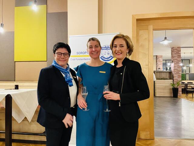Alise Oosterveld (m) übergab die Präsidentschaft im Soroptimist International Club Fürstenfeld an Rosemarie Scharmer-Rungaldier (r). Neue Vizepräsidentin ist Karin Wiedner (l) | Foto: Jeitler