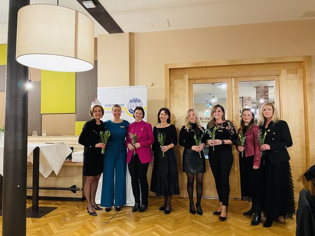 Ein großes "Danke" ging an die scheidende Präsidentin Alise Oosterveld mitsamt ihrem Team, für das große Engagement in der abgelaufenen Präsidentschafts-Periode. | Foto: Jeitler