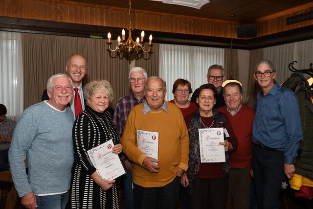  Ehrung für 20 Jahre Mitgliedschaft. Von links: Josef Dolzer, Bezirksvorsitzender Franz Dürrer, Ottilie Dolzer, Heinz Weinberger, Wilhelm Durreck, Gertrude Leimlehner, Maria Wimmer, gfGR Manfred Gaßner, Johann Leimlehner und Obmann Gerhard Gaßner. | Foto: Josef Dolzer