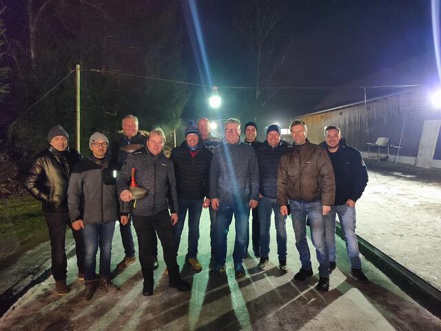 Eine schöne Abwechslung zum Berufsalltag: Die Vertreter der Polizei und des LKH begaben sich in Halbenrain auf das Eis, um sich beim Eisstockschießen zu messen.  | Foto: Paul Fischer 