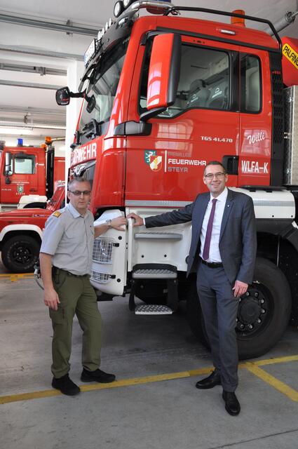 Feuerwehrkommandant Gerhard Praxmarer und Bürgermeister Markus Vogl.
 | Foto: Magistrat Steyr I Presse