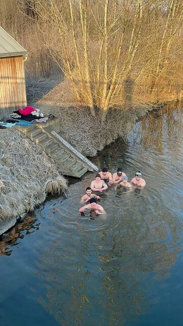 Die Wassertemperatur der Mur beträgt im Winter 2 Grad Celsius. | Foto: THE FIELD