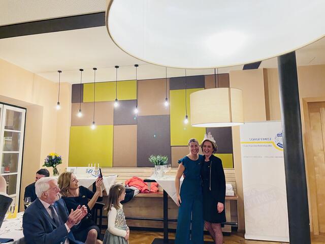 Vor den versammelten Soroptimist International Mitgliedern, Familie und Freunden übergab Alise Oosterveld das symbolische Krönchen, welches Kinder der Mitglieder vor vielen Jahren gebastelt hatten, an die neue Präsidentin Rosemarie Scharmer-Rungaldier | Foto: Jeitler