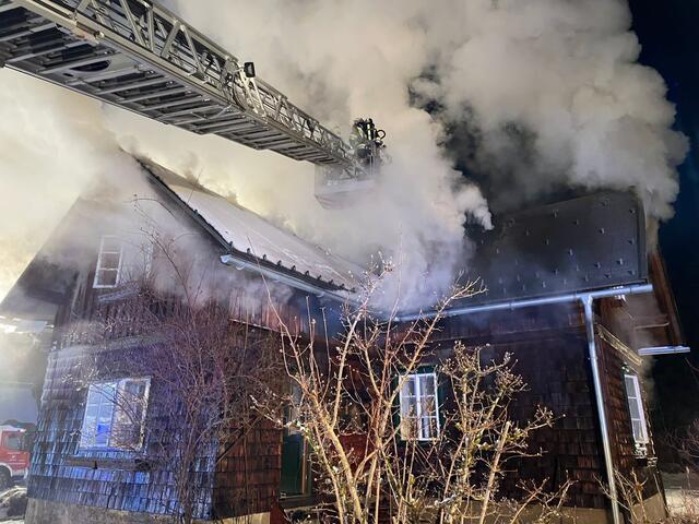 Schwieriger Löscheinsatz in Lunz am See: Ein Forsthaus war in Brand geraten. | Foto: Bezirksfeuerwehrkommando Scheibbs
