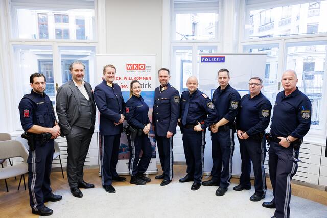 WK-Bezirksobmann Steup (2.v.l.) lud die Grätzlpolizisten und leitende Polizeibeamte zu einem Sicherheitsgipfel in der Kärntner Straße. | Foto: Florian Wieser