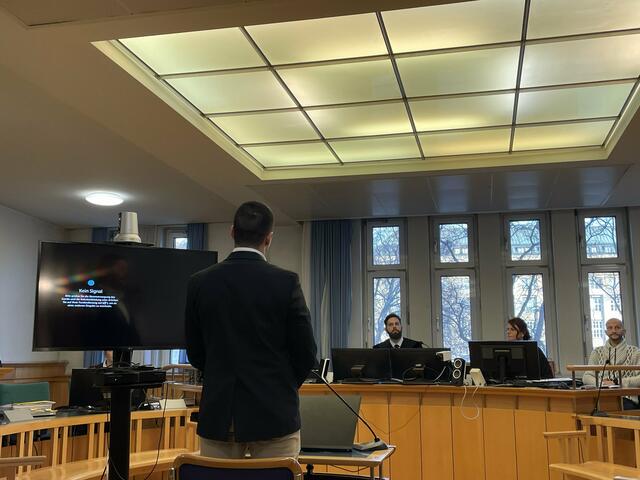 Der Polizist David A. vor Gericht. Ihm wird Amtsmissbrauch vorgeworfen. Zu einer Urteilsverkündung kommt es aber nicht, die Verhandlung wurde bis Februar vertagt.  | Foto: Ronja Reidinger