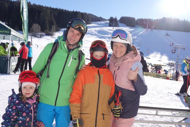 "Daumen hoch" gab es auch von dieser Familie aus der Gaal für das Programm am ersten Geburtstag.