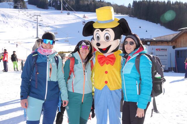 Ein ganz besonderer Gast: Mickey Maus war nicht nur bei den jüngsten Gästen ein beliebtes Fotomotiv.