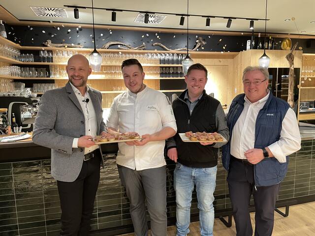 Regionalität gehört auf unseren Teller: (v.l.) Hannes Royer, Dominik Pucher, Philipp Harrer, Vinzenz Harrer. | Foto: RegionalMedien Steiermark/Barbara Vorraber